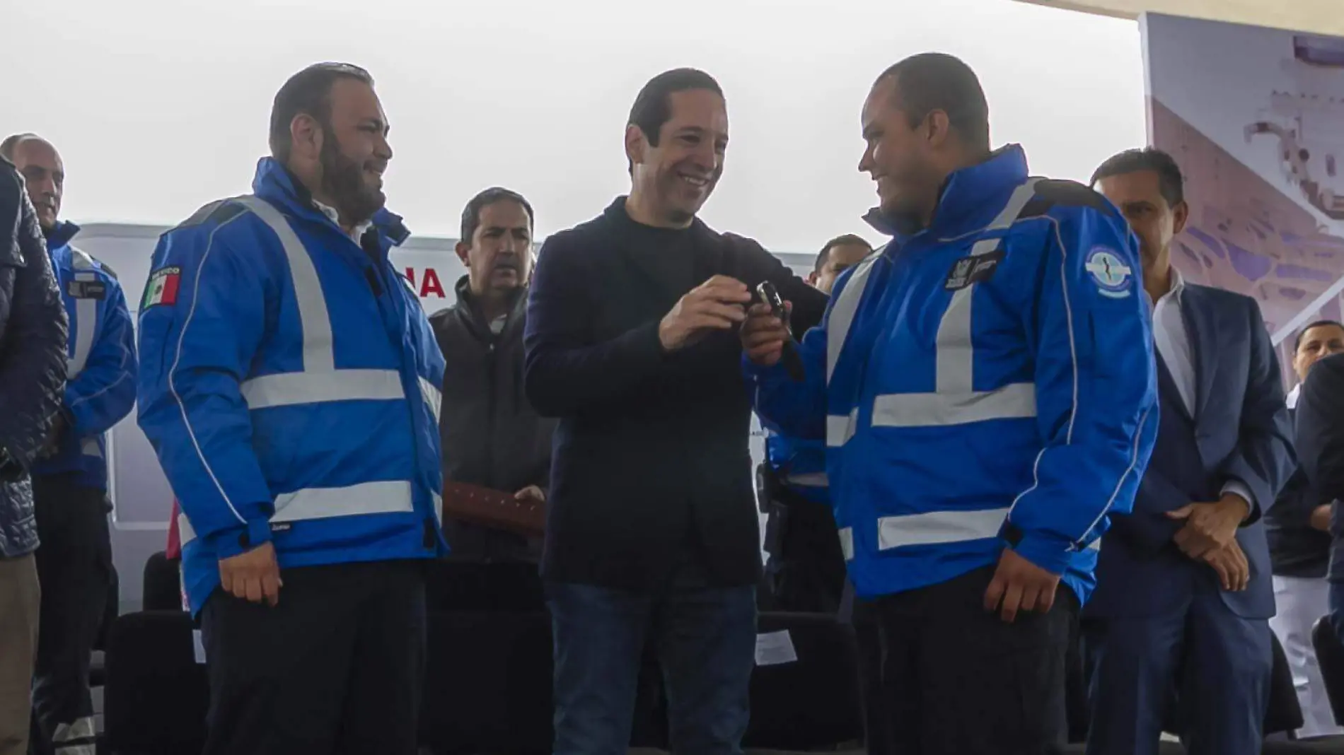 Gobernador entregó ambulancias al CRUM y equipo al Hospital General de San Juan del Río. Foto César Ortiz